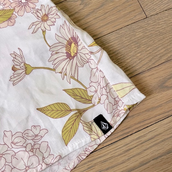 Volcom Girls Short Sleeve Happy Clouds Floral Print Romper. Size L (10/12). - Picture 2 of 7